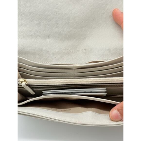 RETAIL $158 Michael Kors Fulton Vanilla MK Signature LG Gusset Carryall Wallet - Picture 8 of 16